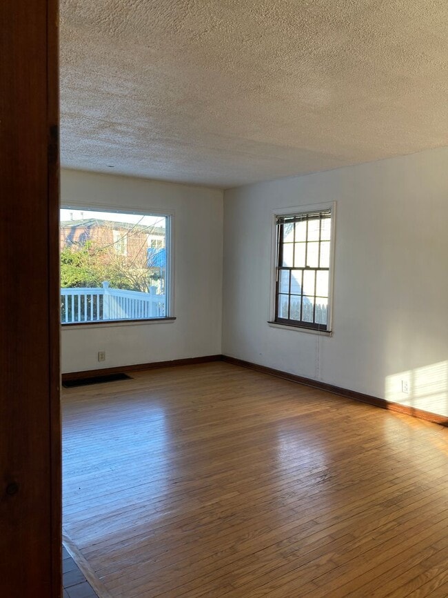 Foto del edificio - Charming two story 2 bedroom home- Updated pictures coming soon.