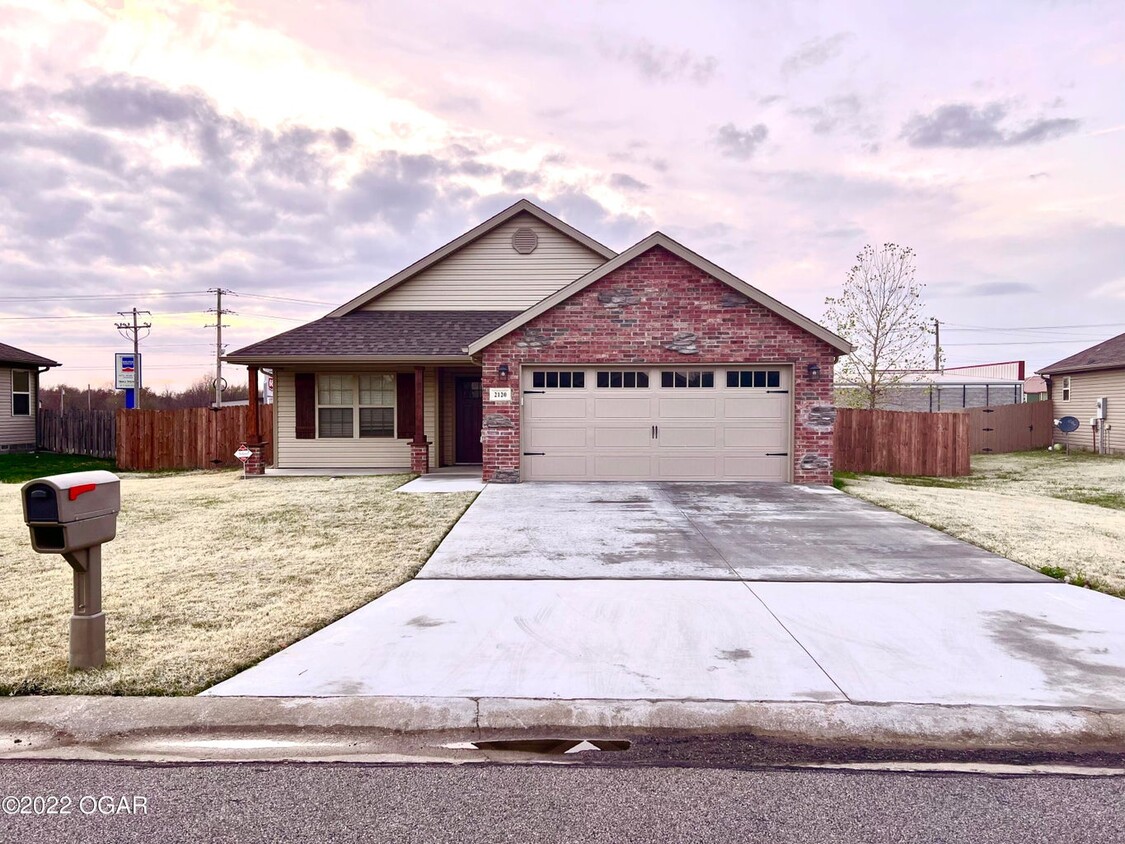 Primary Photo - 2120 Park Pl