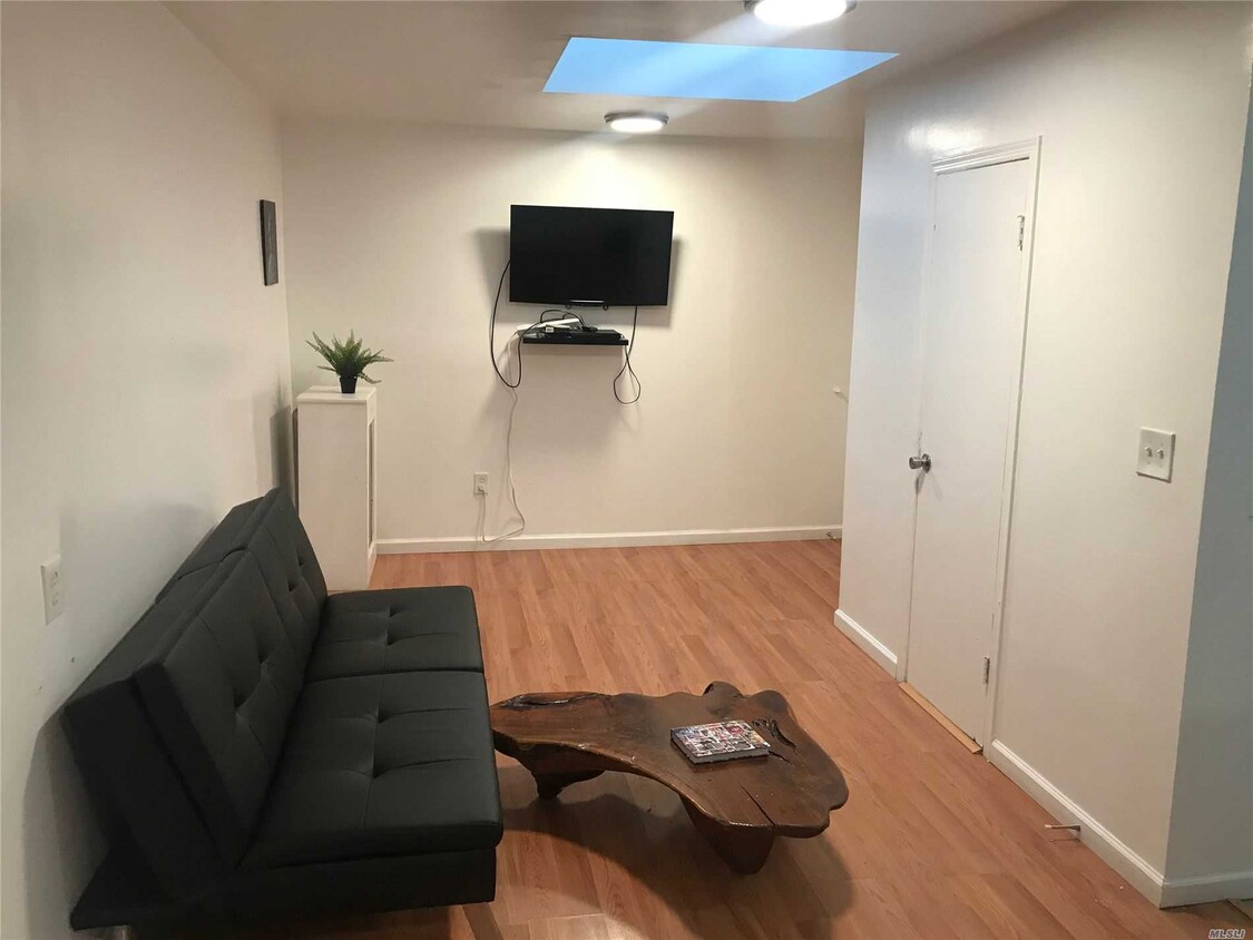 Foto principal - 180-23 Linden Blvd