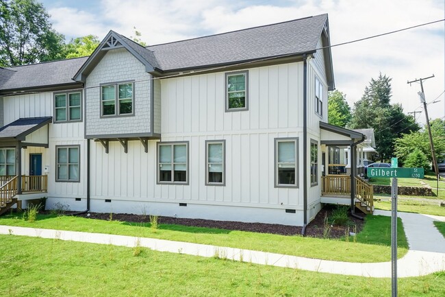 Building Photo - LIKE NEW THREE BEDROOM HOME!
