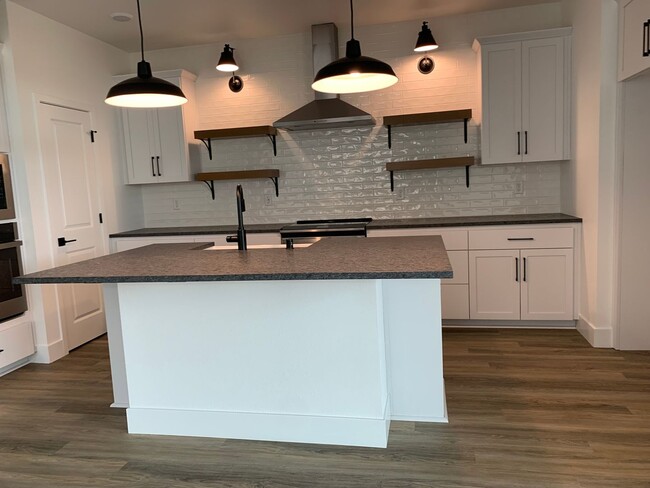 Building Photo - Brand NEW 4 bedroom 1 story home Rancho Co...