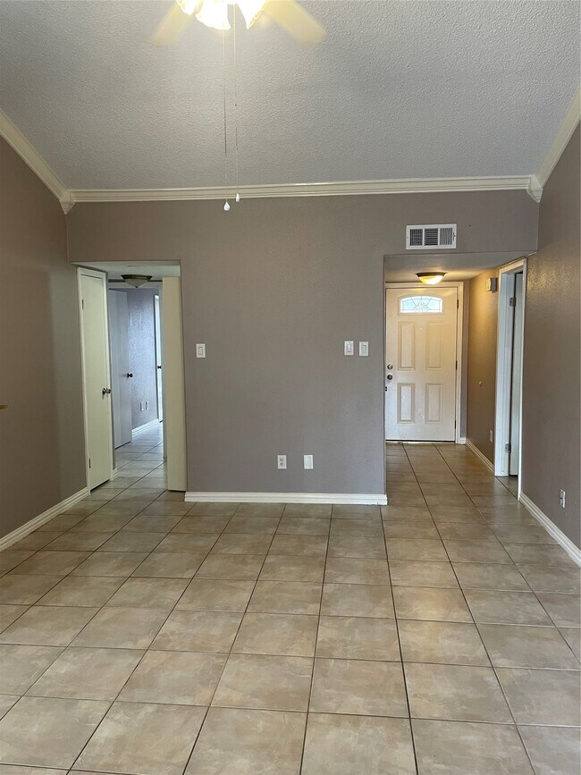 Building Photo - 17401 Red Oak Dr