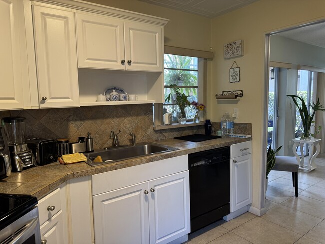Building Photo - 7 Greenway Village N