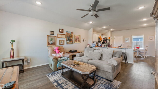 Foto del edificio - "Homey 3-Bed Oasis with Granite Elegance o...