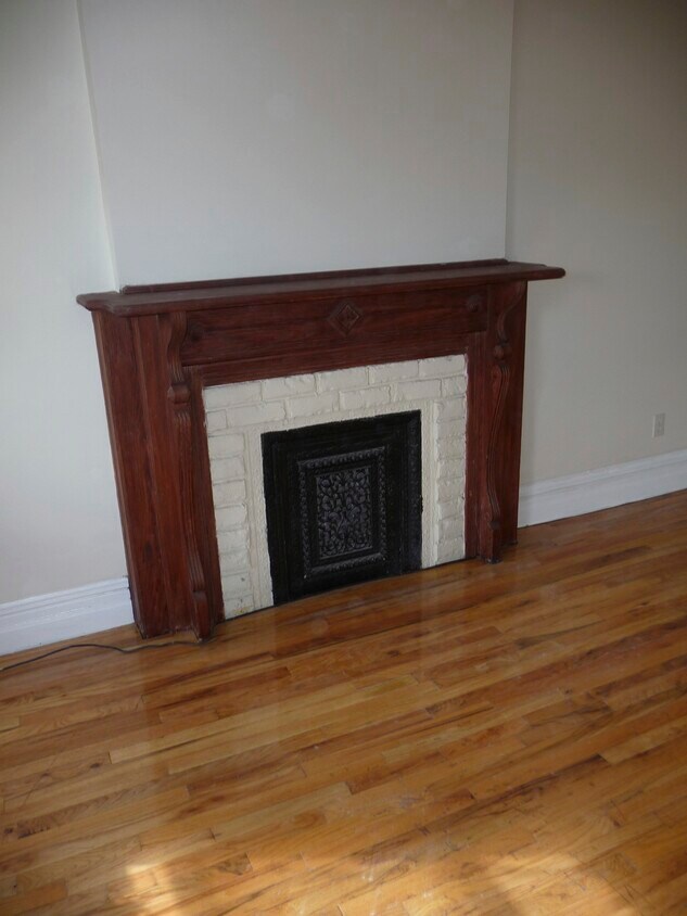repisa de la chimenea del salón - 13 Revere Pl