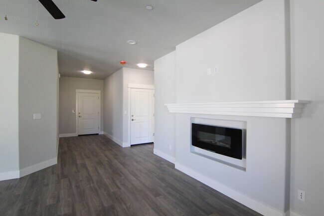 Building Photo - Modern Home Loaded with Amenities!