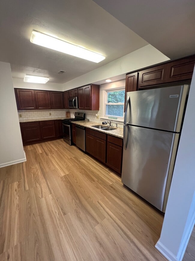 Kitchen - 806 Menominee Dr