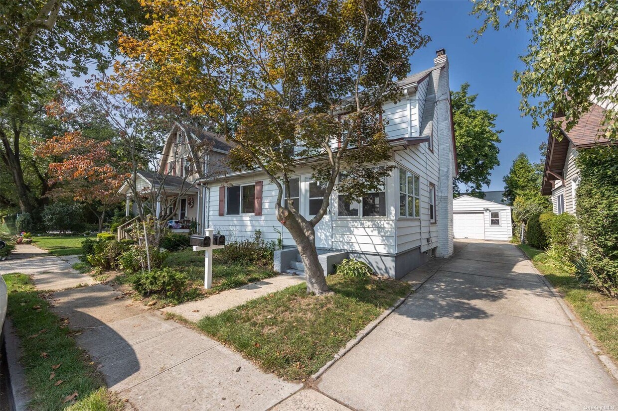 10 Tollgate Ct, Lynbrook, NY 11563 Townhome Rentals in Lynbrook NY