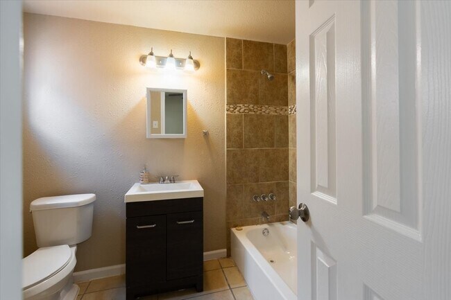 Foto del edificio - 3045 Golfcrest Blvd