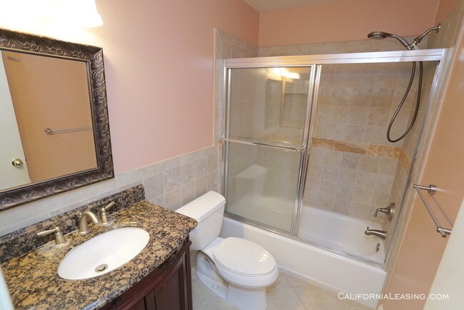 Building Photo - Valencia Condo for Rent in the Siena Villas!