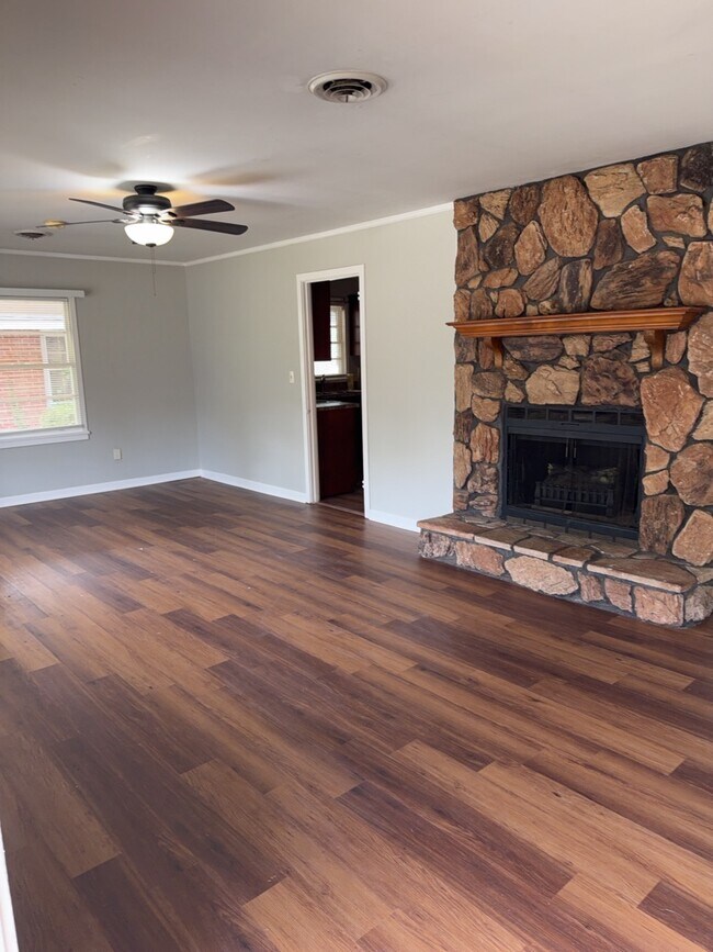 Building Photo - 437 Forest Hills Dr