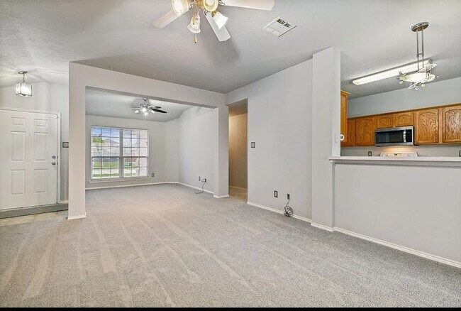 Building Photo - 616 Love Ln