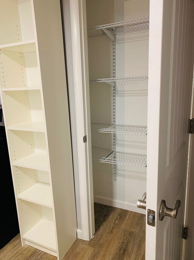 Foto del edificio - Legal Basement Apartment for rent!