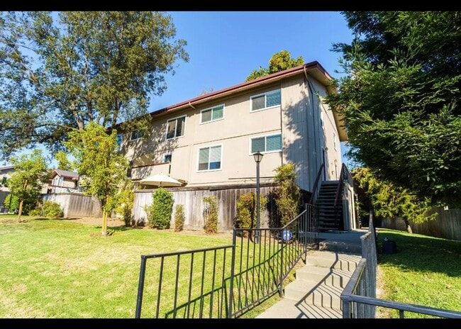 Building Photo - Beautiful 4BR 1.5B Townhouse in Mountain View