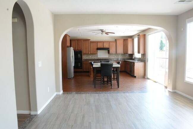 Foto del edificio - "Spacious 4-Bedroom Oasis with Granite Touches and Cozy Fireplace in Las Vegas!"