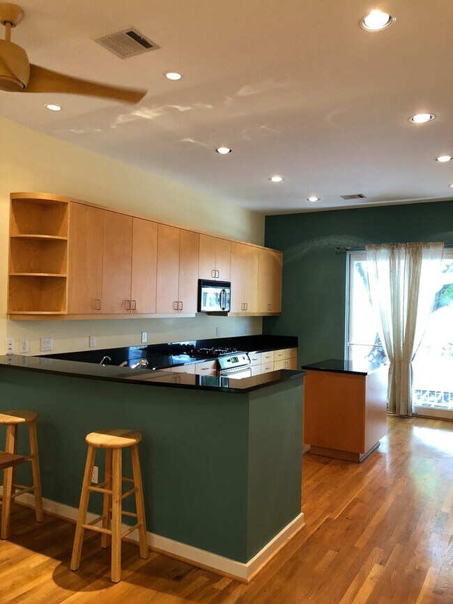 Building Photo - Immaculate end unit condo between Uptown &...