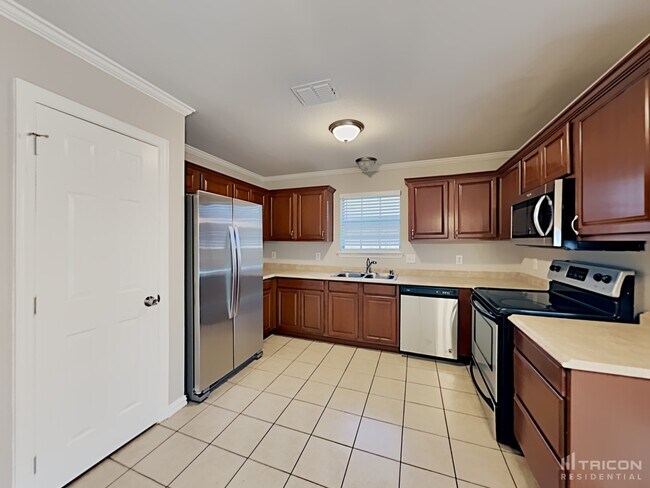 Building Photo - 310 Southlake Dr