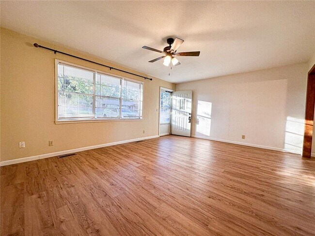 Foto del edificio - 102 Brenda Ave