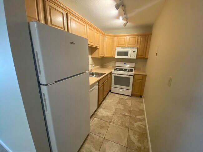 Building Photo - 28 Kenmar Dr