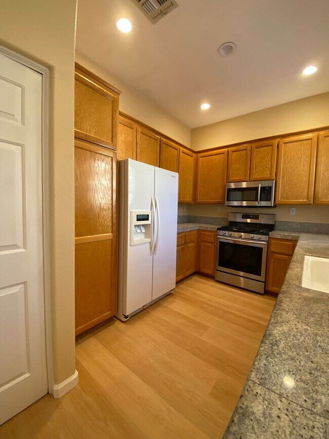 Building Photo - Pleasanton 3 Bd. plus Loft. 2.5 Ba. - near...