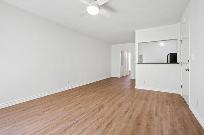 Building Photo - 1432 16th St, prime Santa Monica location,...