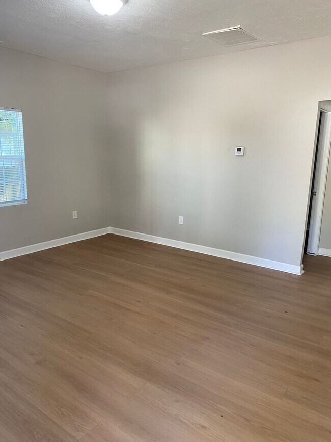 Building Photo - Fully Remodeled 2-Bedroom Home Near Grant ...