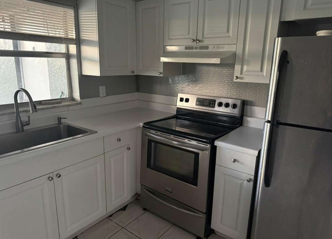 Foto del edificio - 5850 NW 16th Pl