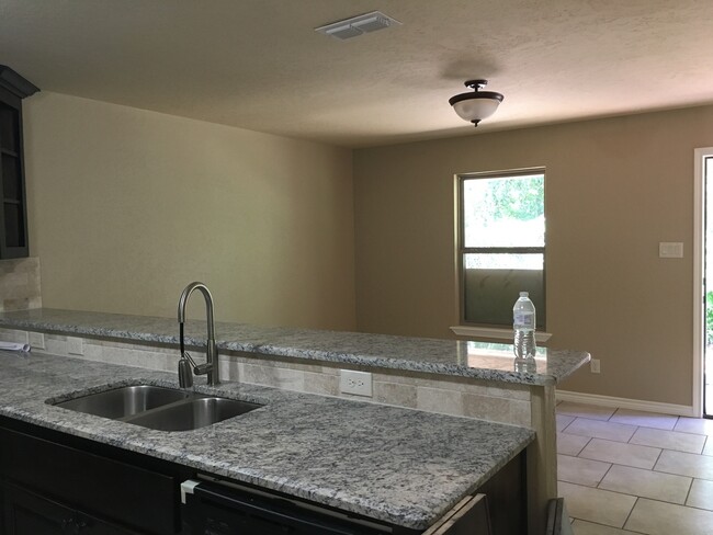 Foto del edificio - 3/2 fenced yard and pet friendly LISD