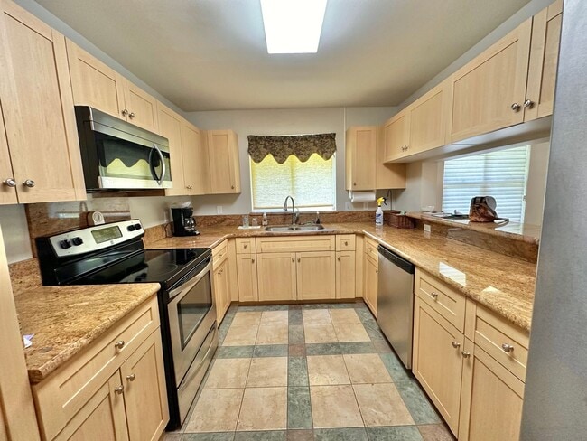 Building Photo - 3 Bedroom / 2 Bathroom Townhome in Kehalan...