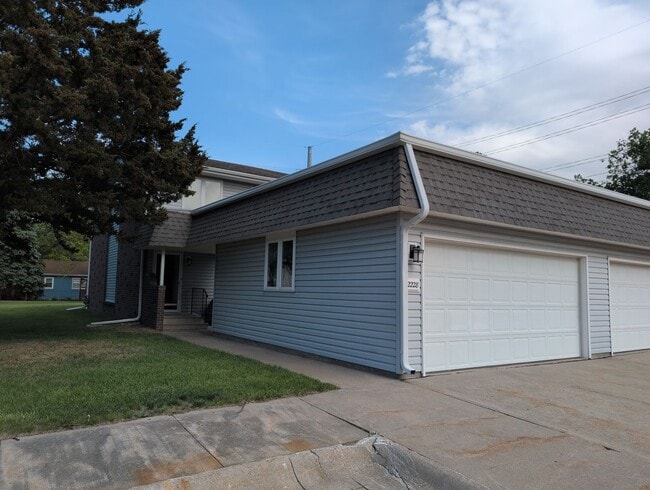 Foto del edificio - Fully Updated 3 Bedroom 3 Bath Townhouse with 2 Stall Attatched Garage