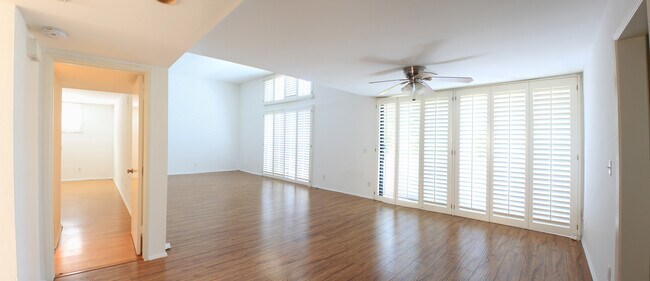Living Area - 15136 Magnolia Blvd