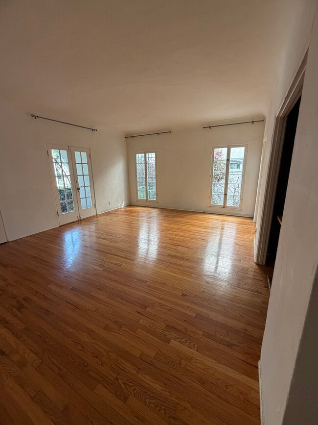 Living Room 102 - 1482 S Shenandoah St