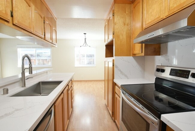 Foto del edificio - Bright and Updated 2 Bedroom 1 Bath Condo in Cambrian Area