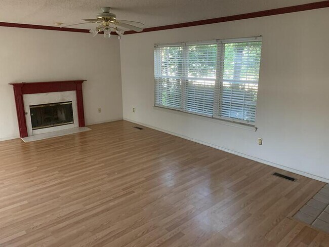 Building Photo - 2409 W Twin Oaks St