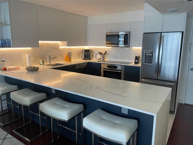 Building Photo - 5701 Collins Ave
