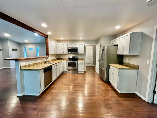 Building Photo - Spacious Home with Fenced Yard and Parking...