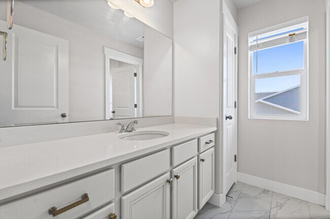 Building Photo - Large luxurious house with view of beautiful Utah Lake!