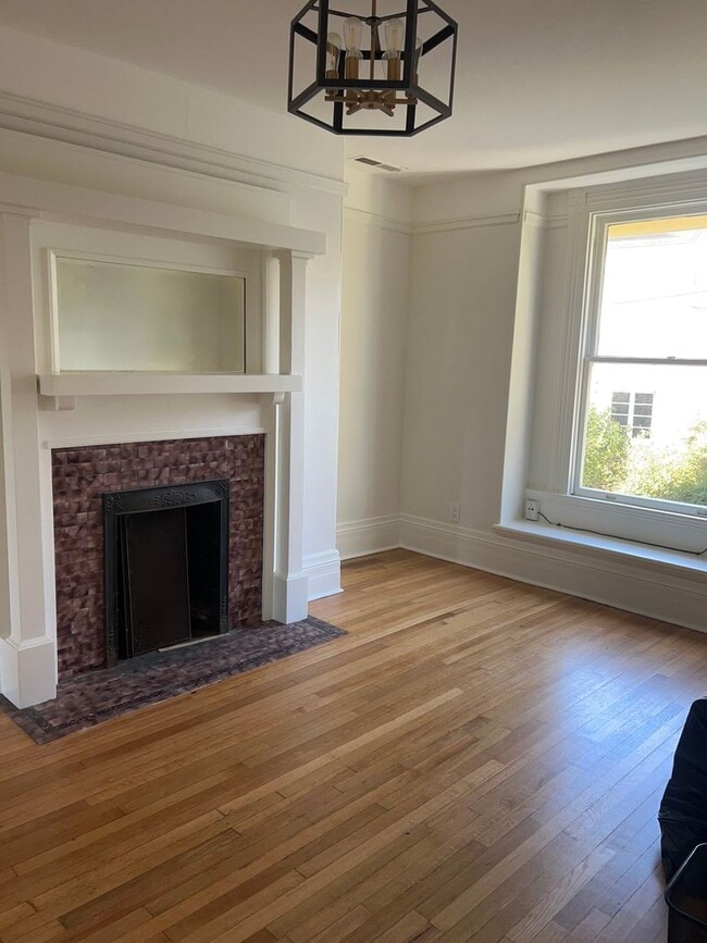 Building Photo - 848 E 28th St