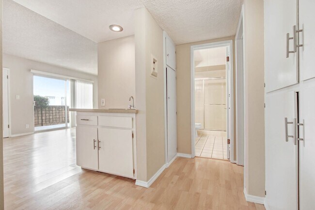 Building Photo - 1133 16th St in Santa Monica - North of Wi...