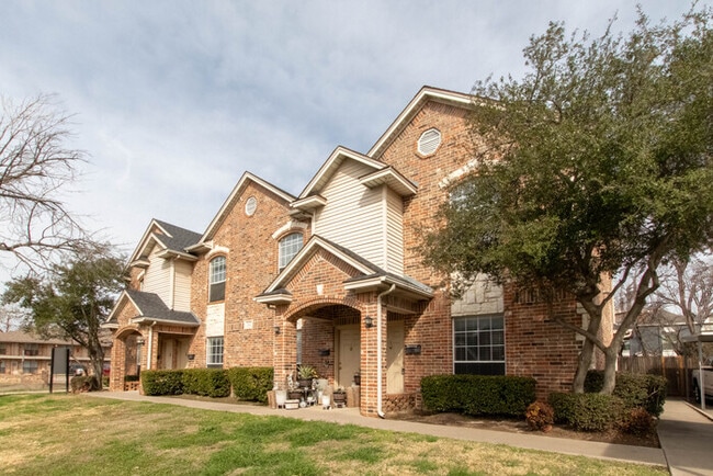 Foto del edificio - Withers Place Townhome!!