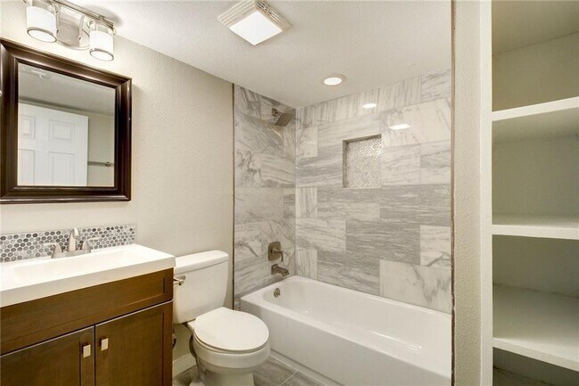 Foto del edificio - 7204 Twin Crest Dr