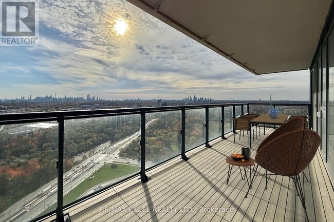 Building Photo - 30 Inn On The Pk Dr