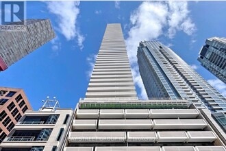 Building Photo - 2221-2221 Yonge St