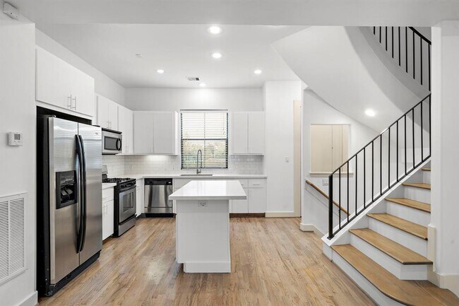 Building Photo - 2038 Tuam St