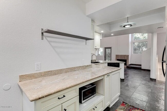 Building Photo - Renaissance Park Condo - Updated Penthouse...