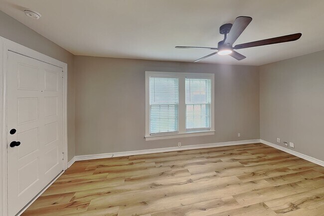 Foto del edificio - Completely Remodeled Charm with a Huge Backyard & Bonus Room!