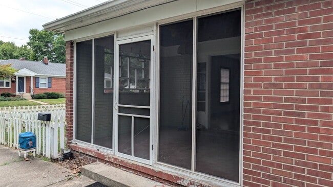 Photo - Charming 1-Bedroom Retreat at 504 East 64th Street – Spacious 900 Sq Ft in Indianapolis! Apartment