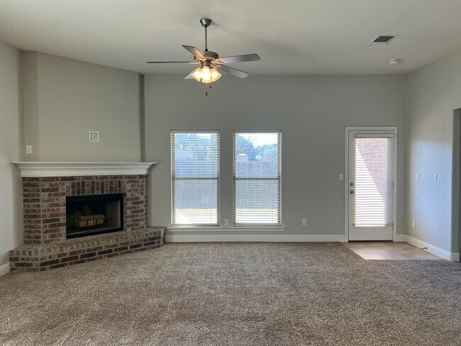 Building Photo - Stunning and Spacious Quincy Park Home