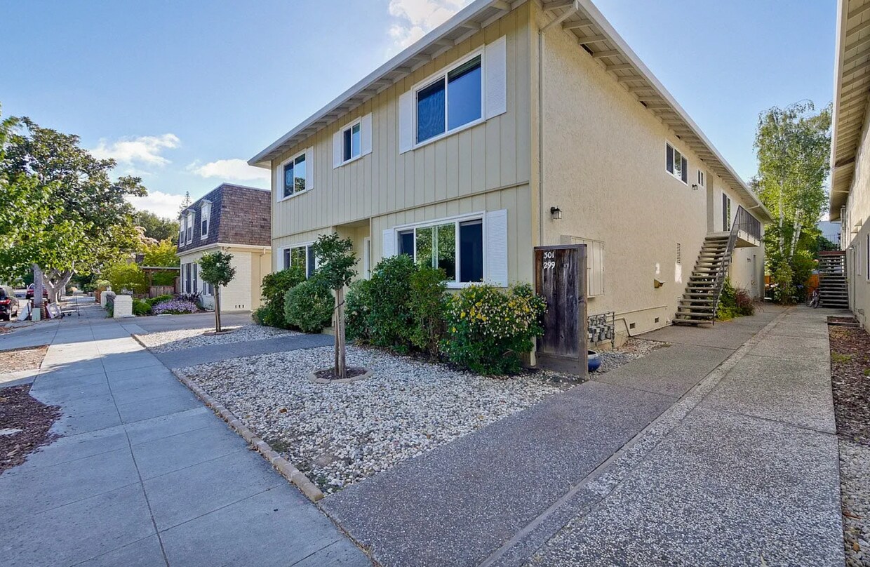 Primary Photo - Spacious 3 Bed 2 Bath Condo Located Walkin...