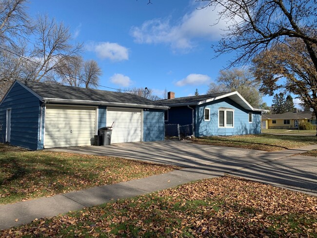 Building Photo - 1 Bed 1 Bath Duplex in Moorhead!